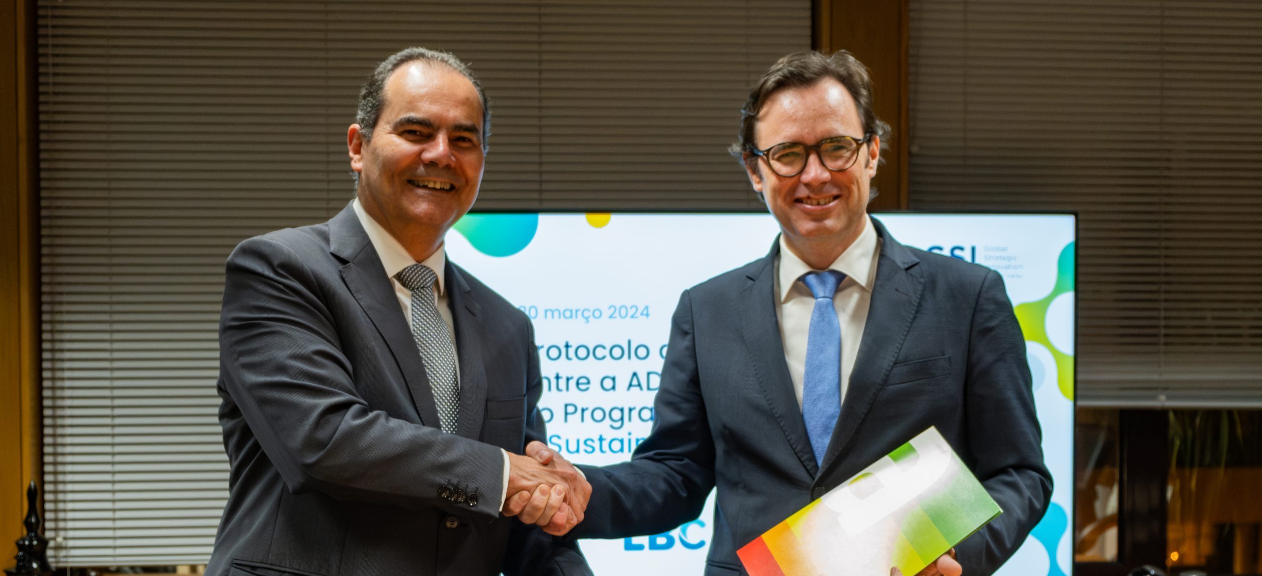 Fotografia de Carlos Oliveira, CEO da LBC, e Nelson Lage, Presidente do Conselho de Administração da ADENE na assinatura do protocolo GSI Energy and Sustainability